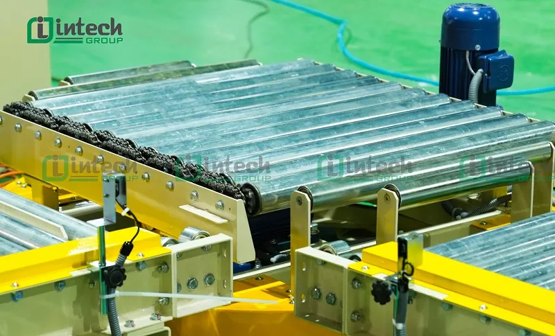 So sánh băng tải con lăn truyền động xích và truyền động đai