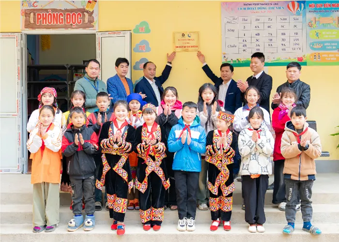 Chủ tịch Hoàng Hữu Thắng gắn biển công trình thư viện cho trẻ em vùng cao tỉnh Hà Giang