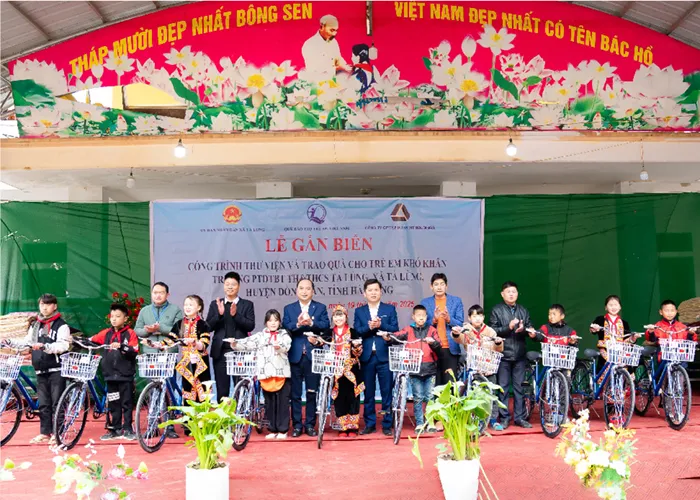 Chủ Tịch Intech Group trao học bổng và tặng quà cho học sinh tại Trường PTDTBT Tiểu học và THCS Tả Lủng