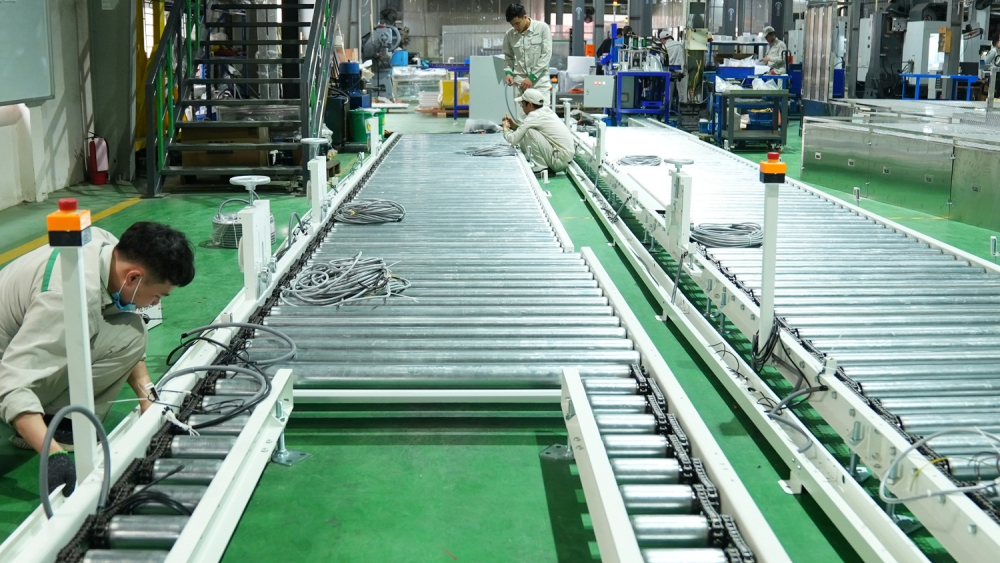 Pallet transport conveyor