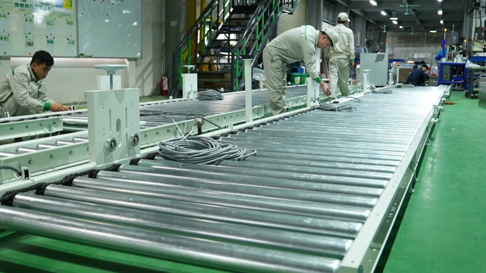 Pallet transport conveyor