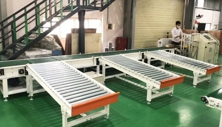 Băng tải con lăn trong dây chuyền phân loại bánh kẹo tự động
