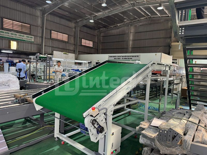 Băng tải nhám pvc vận chuyển linh kiện nhựa ngành ô tô