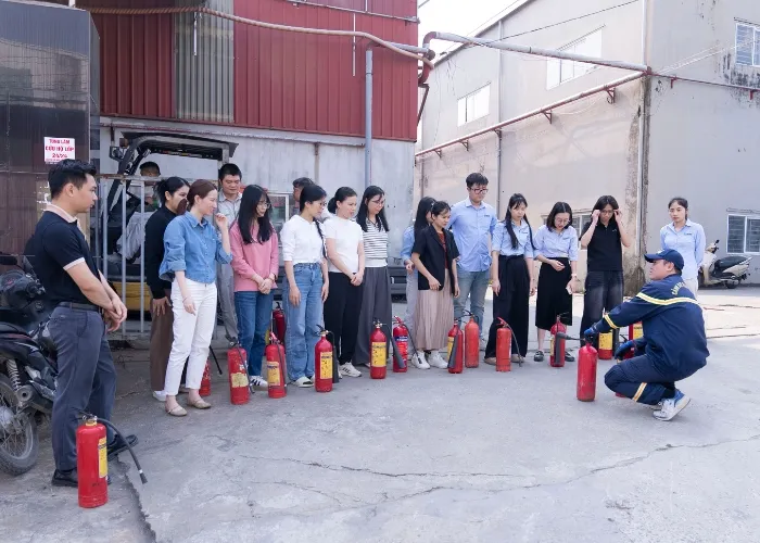 Các học viên thực hành dùng bình bột tắt khay xăng đang cháy