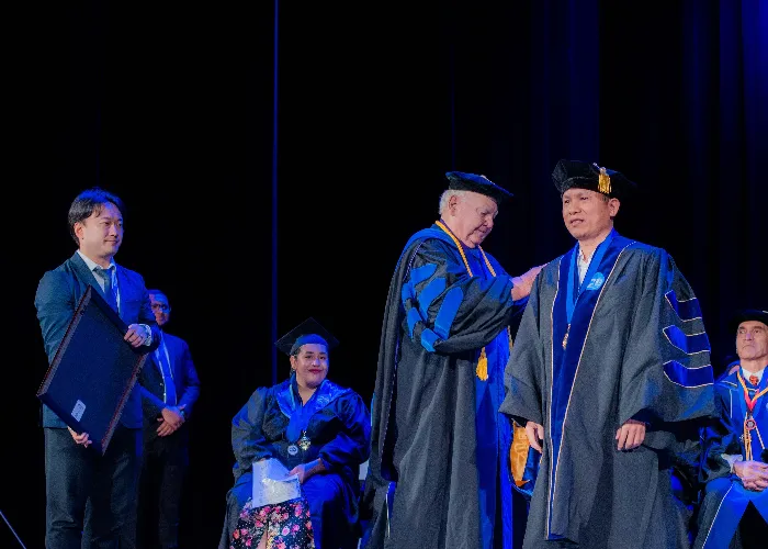 Bằng Tiến sĩ danh dự Đại học Quốc tế Hoa Kỳ