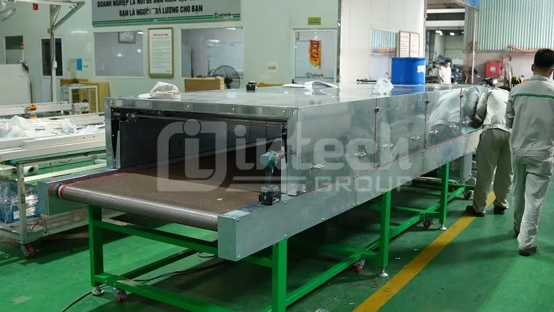 Heat drying conveyor