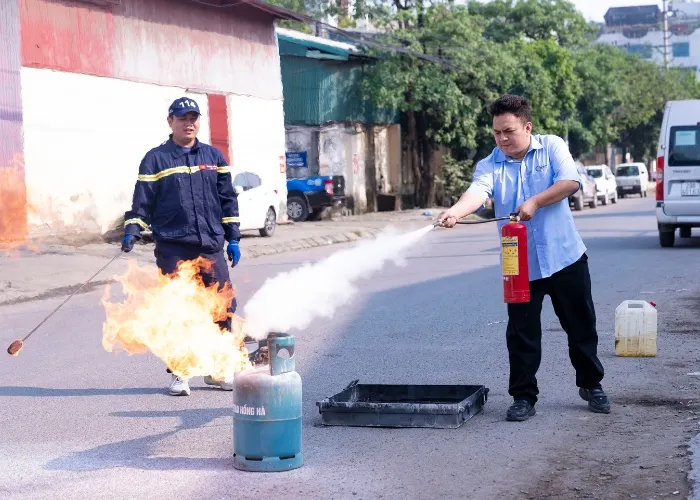 Học viên thực hành dùng bình khí CO2 dập khay xăng đang cháy 3