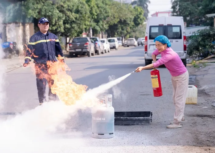 Học viên thực hành dùng bình khí CO2 dập khay xăng đang cháy 2