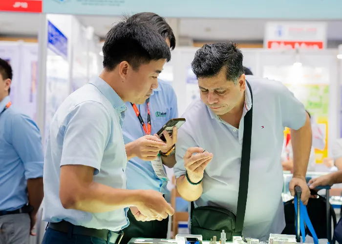 Khách hàng tìm hiểu về sản phẩm của Intech trong triển lãm VME&SIE