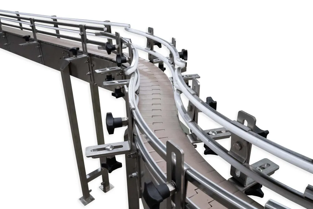 Plastic chain conveyor for confectionery industry