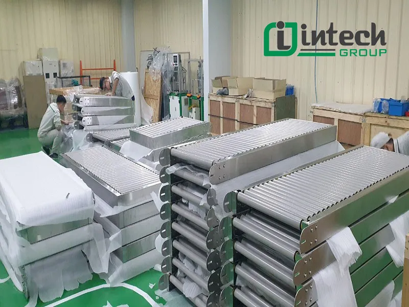 Plastic conveyor rollers