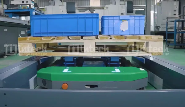 Robot AGV vận chuyển linh kiện trong nhà máy lắp ráp Robot AGV vận chuyển linh kiện trong nhà máy lắp ráp