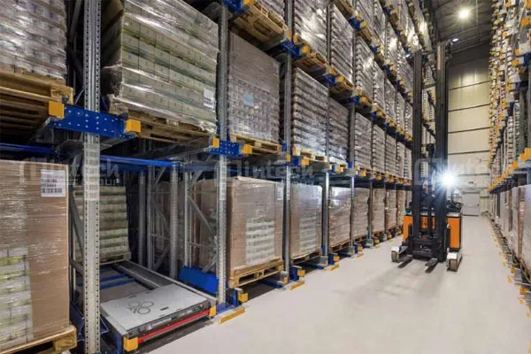 Xe nâng hạ Forklift trong nhà kho thông minh