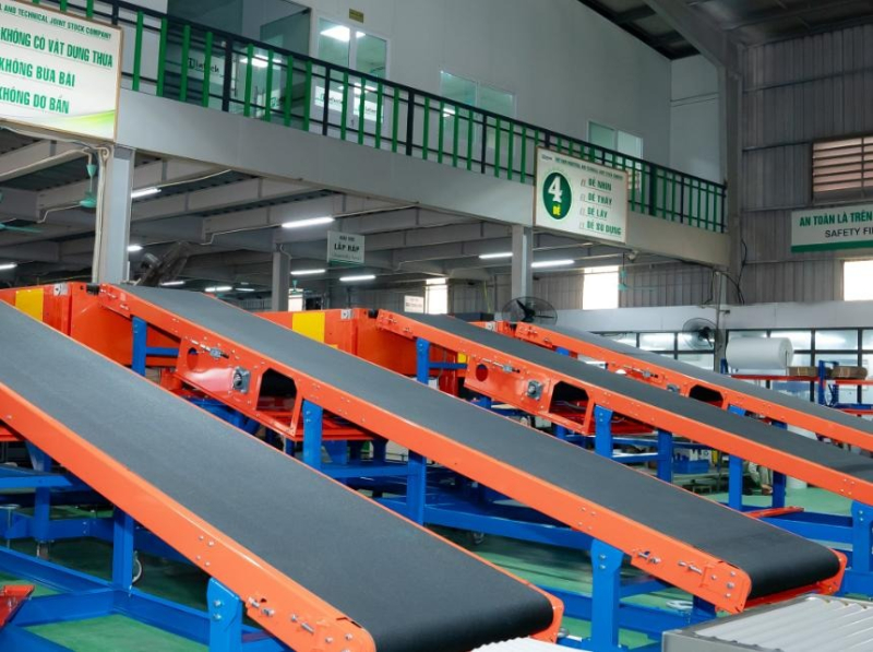 Conveyor belt to transfer goods to the car