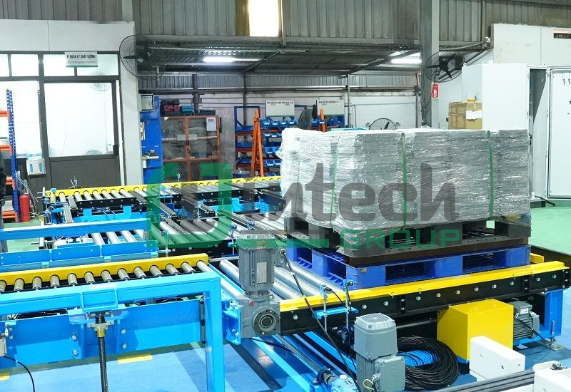Băng tải con lăn chở pallet chứa lốp xe ô tô